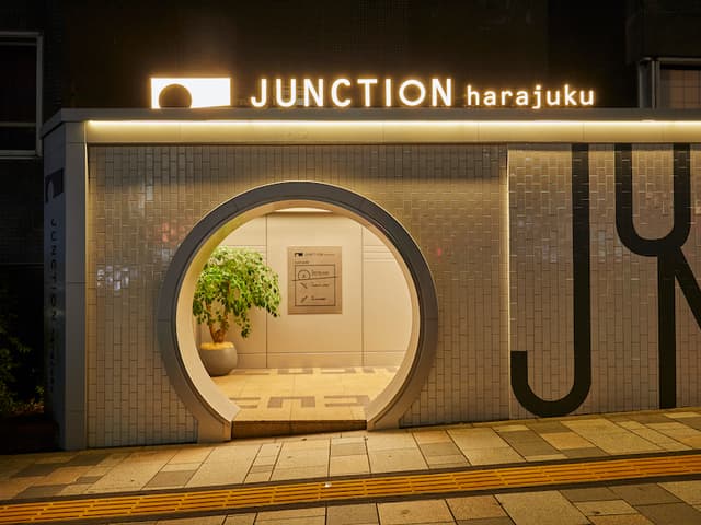 外観_夜は外観がライトアップされ、幻想的な雰囲気となります。