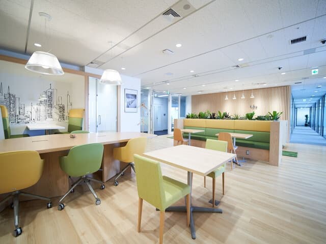 共用部_ビジネスラウンジ。社内のミーティングや休憩、ゲストの応対にも無料でご利用いただけます。