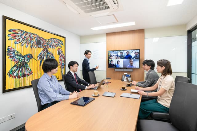 共用部_会議室。ビデオ会議システムが設けられており、Web会議の際にも最適な会議室です。