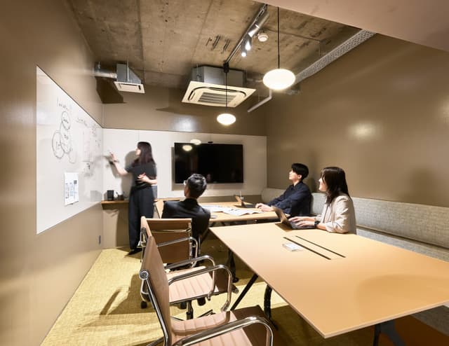 4階8名用会議室_モニター、Webカメラ、ホワイトボードもご利用いただけます。