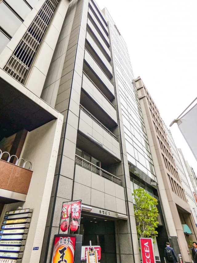 外観_ビル真下から見た画像