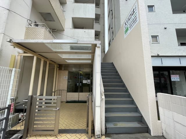 外観_オフィス入口。ビル2階にオフィスがあります。