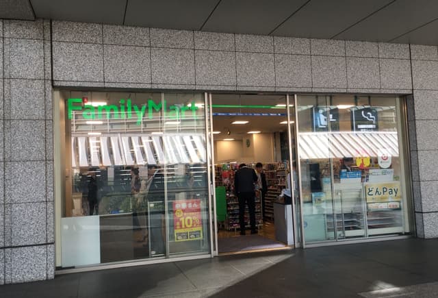 近隣のコンビニ_ファミリーマート品川グランパサージュ店(徒歩1分)