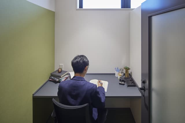 1名ブース_コストを抑えたい方におすすめ。天井まで間仕切りがないタイプのお部屋です。