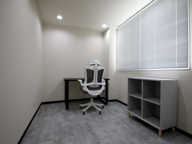 専有部_個室。インターネット環境が整備されており、LANケーブルを差し込むだけで利用可能です。