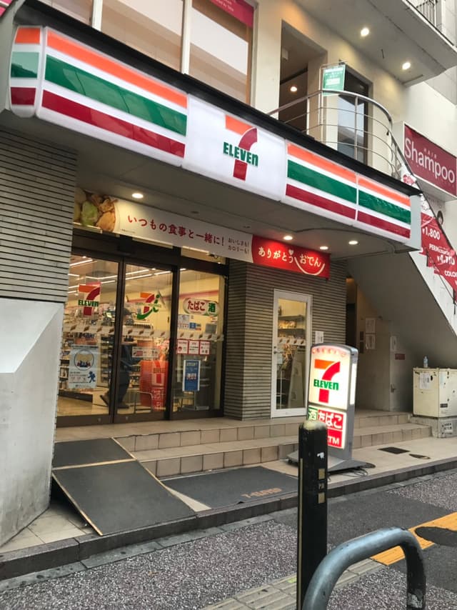 周辺のコンビニ_セブンイレブン福岡天神2丁目店