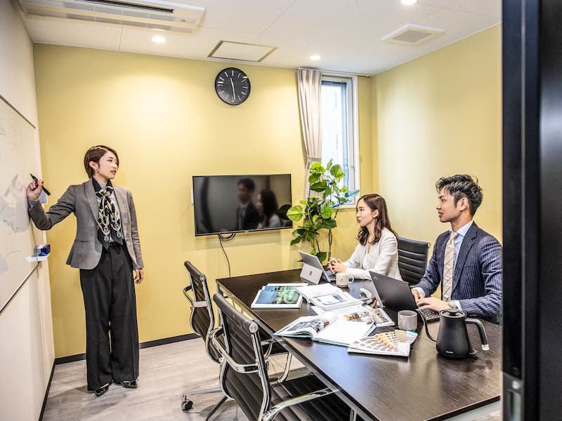 共用部_会議室。モニターが備え付けられており、WEB会議にも対応しています。事前予約制です。