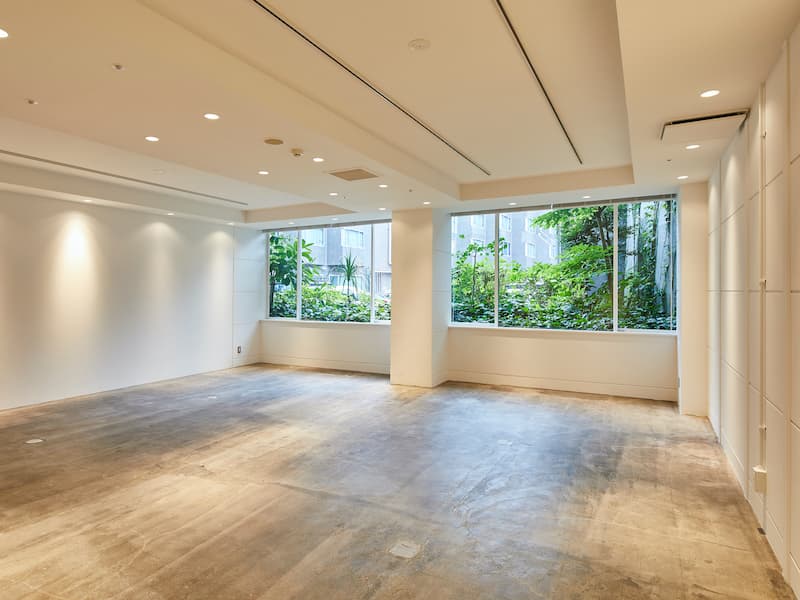 個室_OFFICE008。大きい窓からは緑とビンテージビルを眺めることができます。