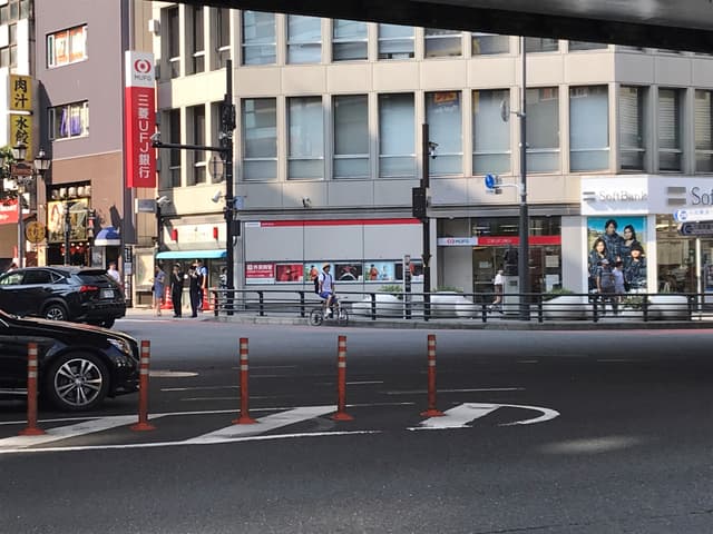周辺の銀行_歩いて2分ほど。交差点のすぐそばなので、わかりやすいです。