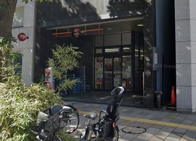 近隣のコンビニ_セブンイレブン 北青山青山通り店(徒歩2分)