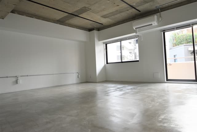 専有部_個室。塗装・エアコン・ブラインド・ライティングレール・ネット・専有部出入口セキュリティ等最低限のインフラを設置してあります。