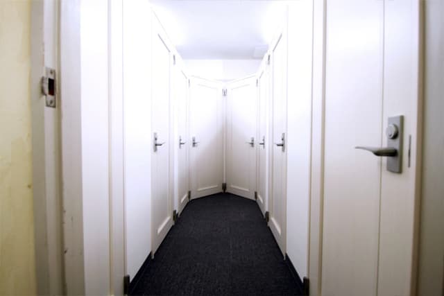 廊下_各部屋施錠が出来るので安心してご利用いただけます