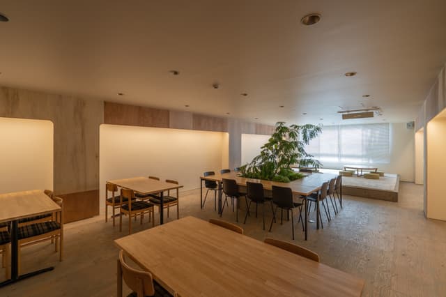 共用部_2階カフェエリア。ご契約者様は自由にお使いいただけます。