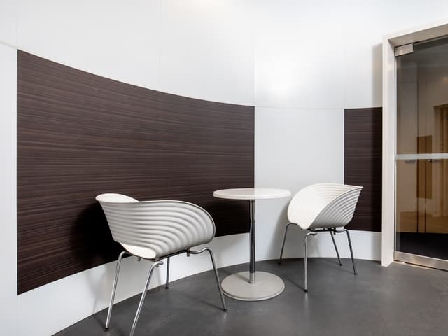 共用部_ビジネスラウンジ。ミーティングや休憩に無料でお使いいただけるスペースです。