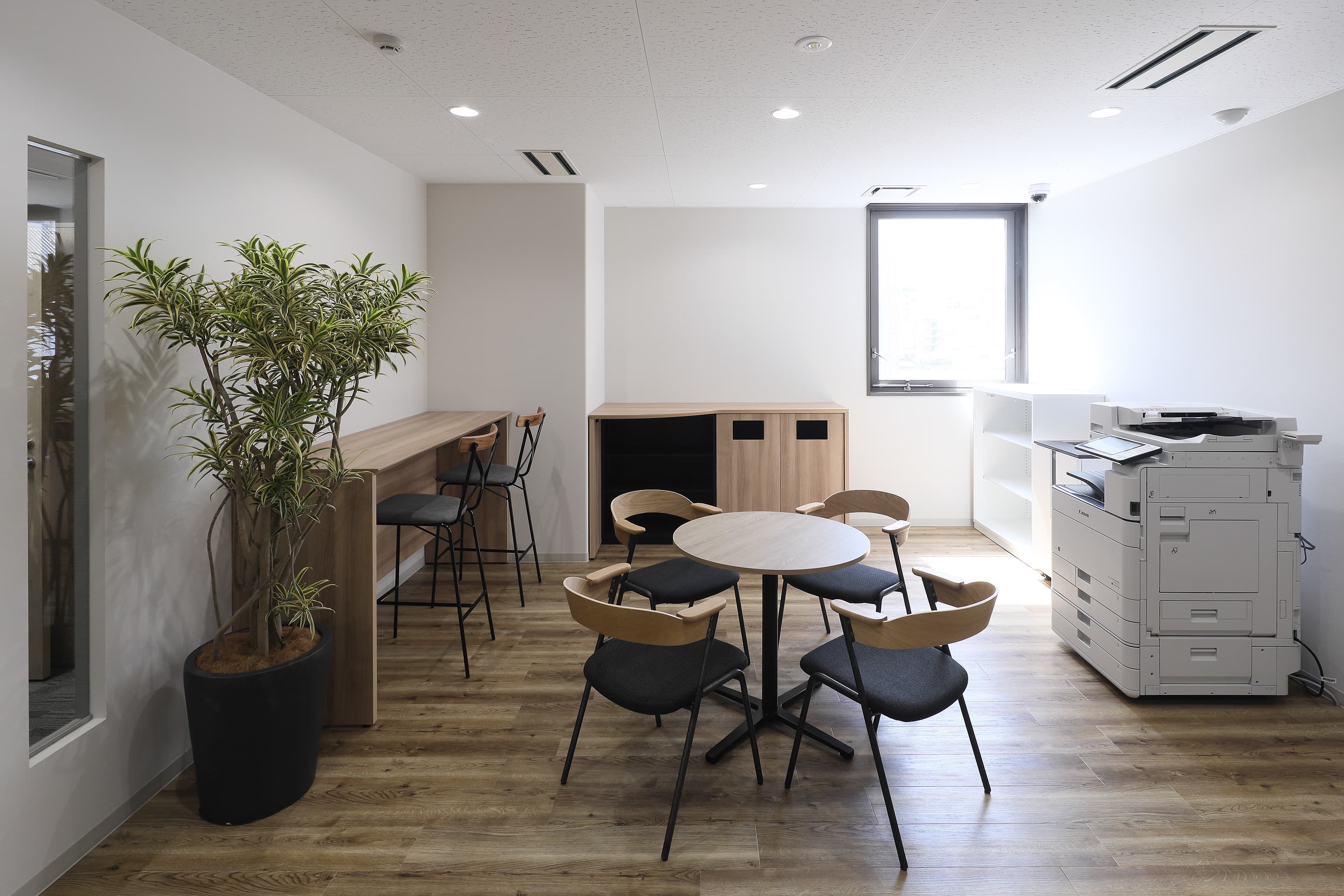 共用部_複合機などOA機器もオフィス設置されています。