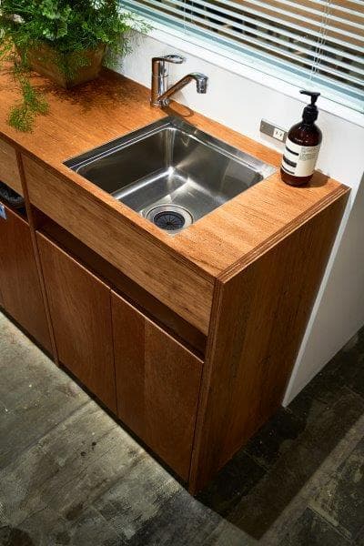 設備_2Fの洗面所です。木目調のシンクはおしゃれさと清潔感を感じさせます。