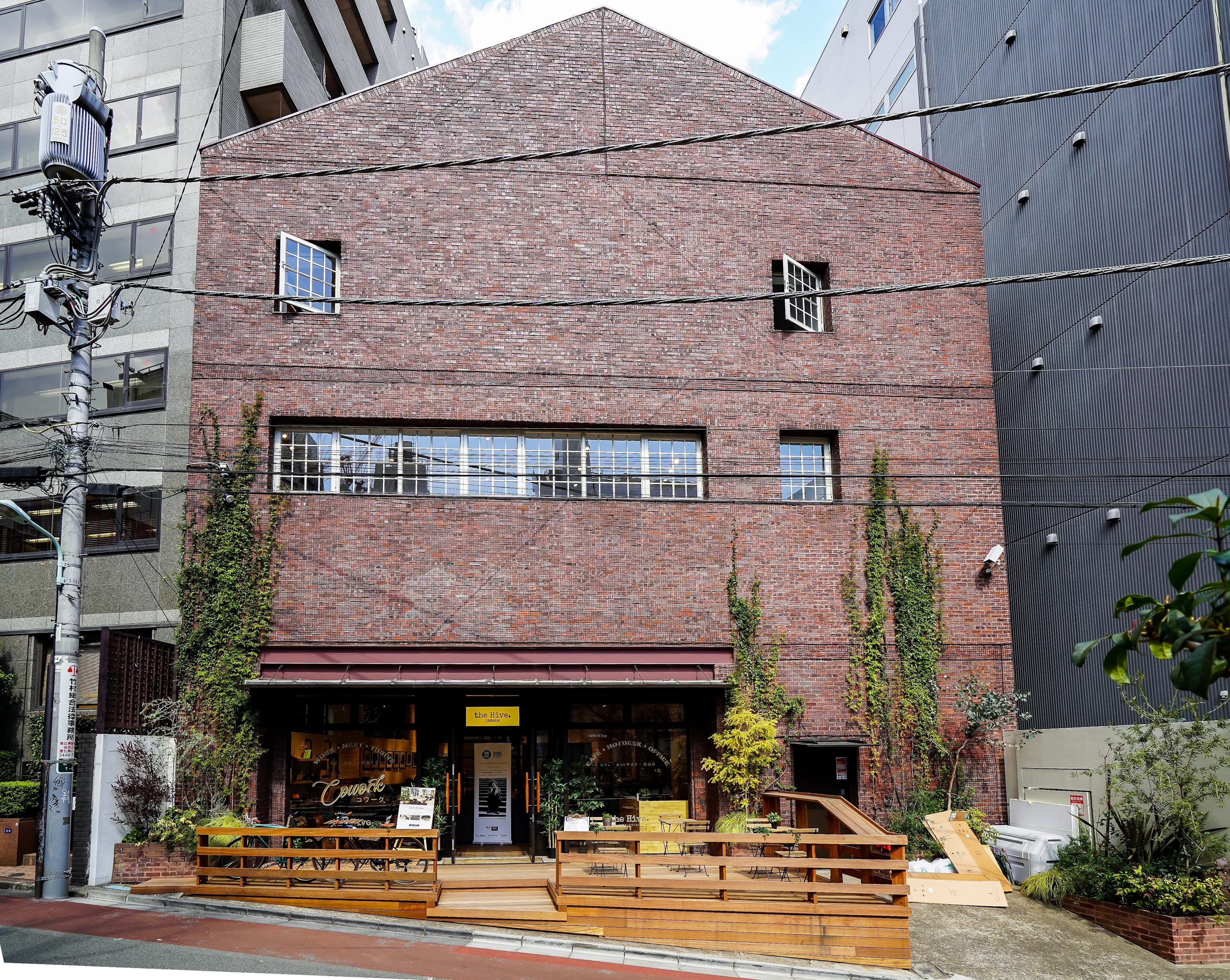 外観_赤煉瓦がオシャレなオフィスビルです