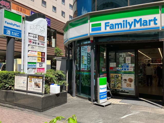 近隣のコンビニ_ファミリーマート鶴屋町郵便局前店(徒歩2分)