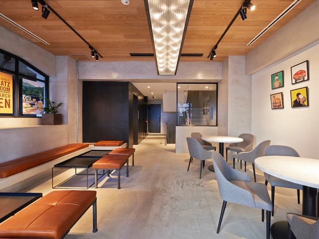共用部_LOUNGE。打ち合わせや商談だけではなく、交流の場としてご利用いただけます。