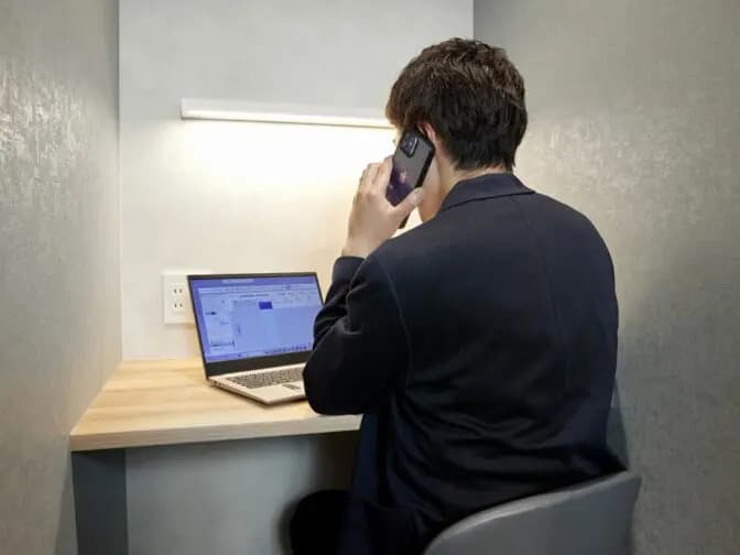 共有部_フォンブース。完全個室のWEB会議ブースです。事前予約制(有料)※画像はイメージです。©bizcomfort