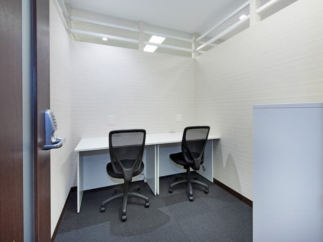 個室_ゆとりのある部屋となっており、快適に業務に取り組めます。