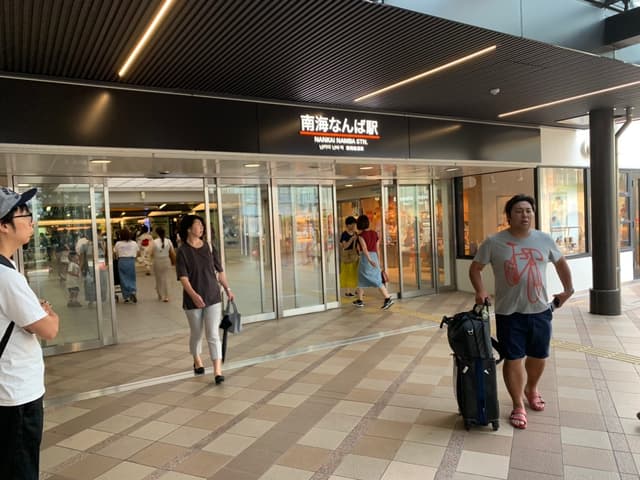 最寄り駅_南海なんば駅直結で、快適なアクセスです。