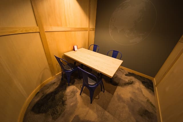 共有部_4名までご利用可能な会議室です。