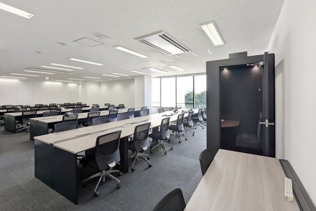 個室_57名用個室(窓有)。テレブース2台付き、窓のある執務室です。