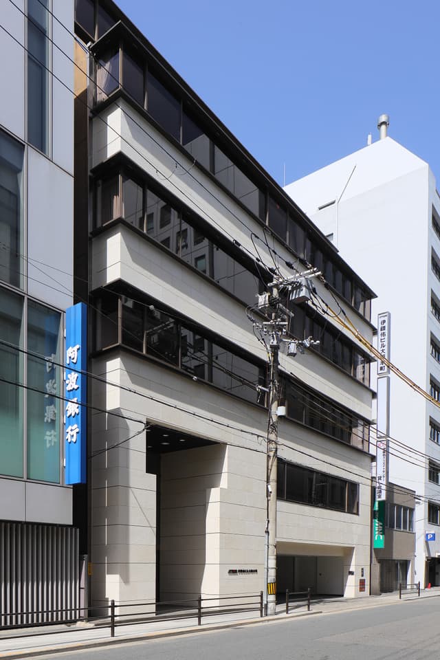 外観_7-8階にオフィスがあります。