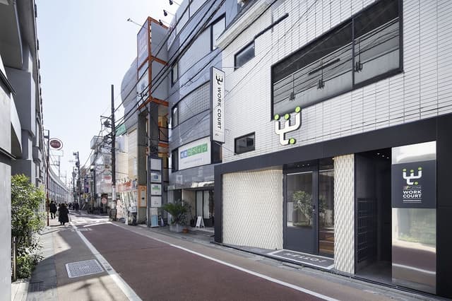 外観_エントランスは駅前通りに面しており、便利な立地です。