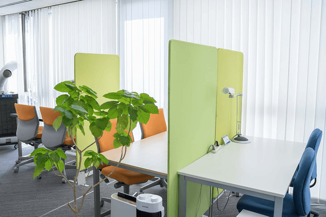 共用部_フリースペース。作業や打ち合わせに無料でお使いいただけるスペースです。