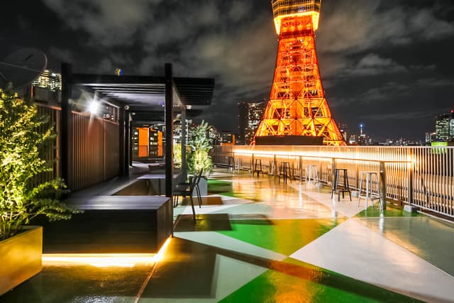ルーフトップ_東京タワーを間近に望み、夜はライトアップされています。