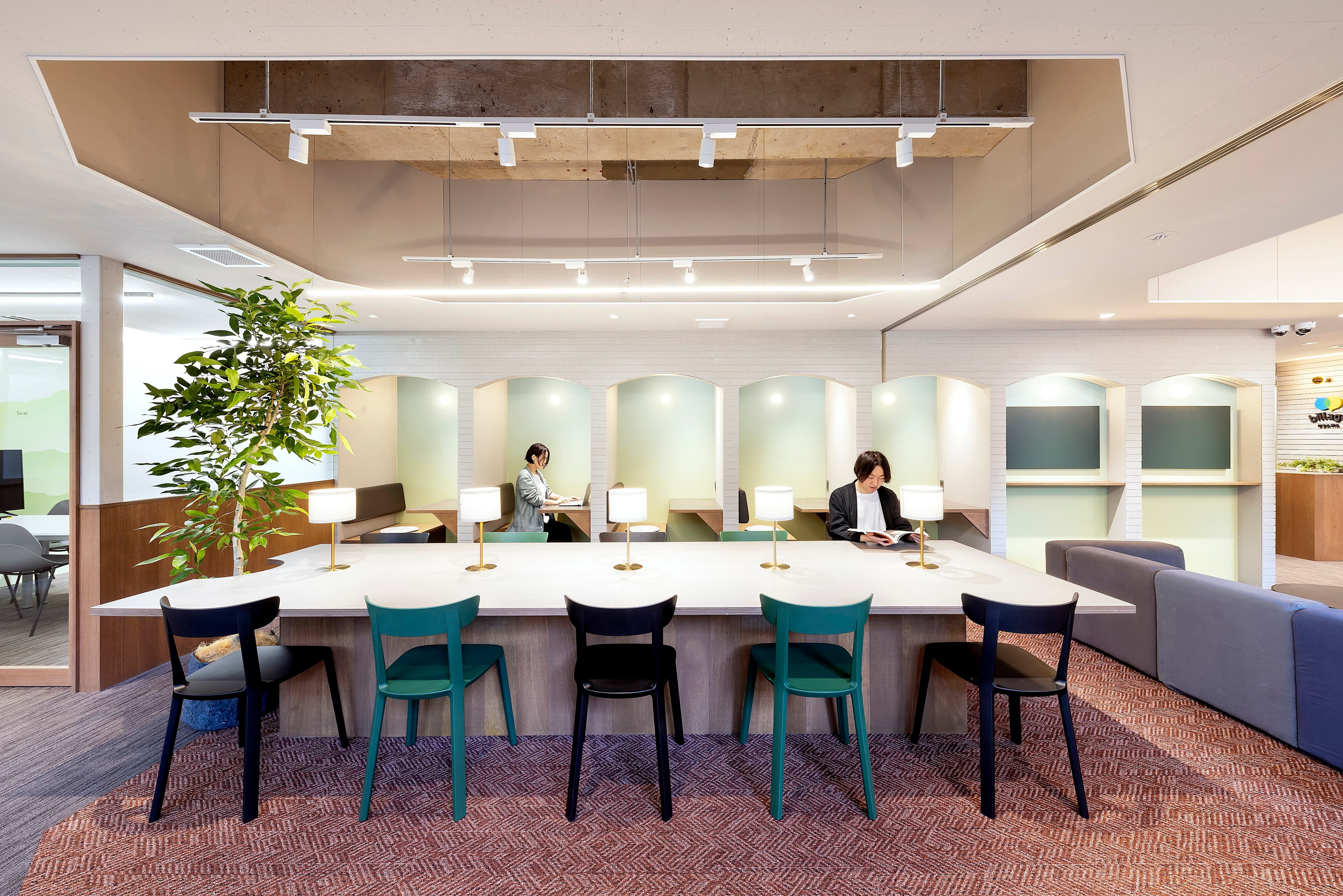 共用部_オープンスペース。予約不要で自由にお使いいただけるエリアです。