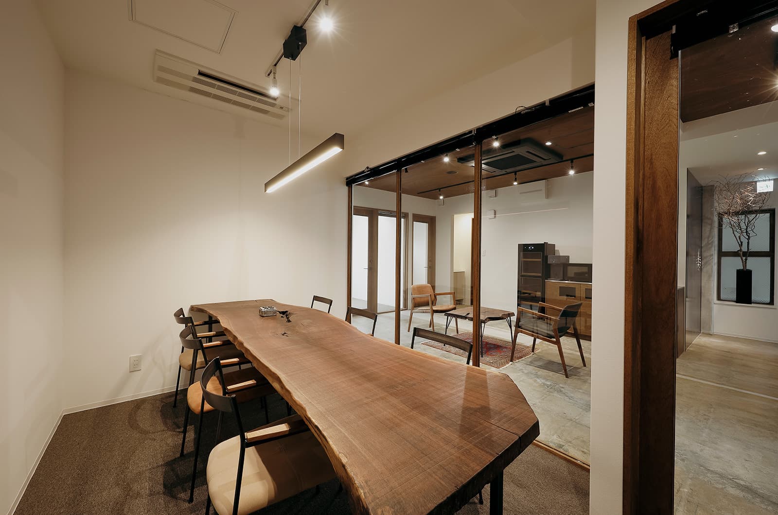 共有部_会議室。会議、面接、取材、セミナーなど様々なシーンで活用できます(有料)。