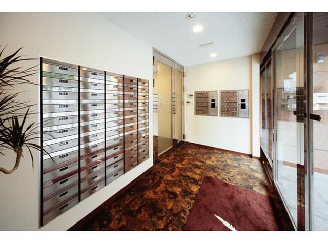 外観_エントランス。ビル1棟でレンタルオフィスを運営しているため、セキュリティが万全です。