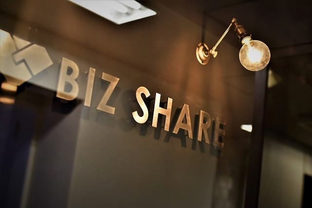 エントランス_ビジネスに必要な設備が整った施設です。