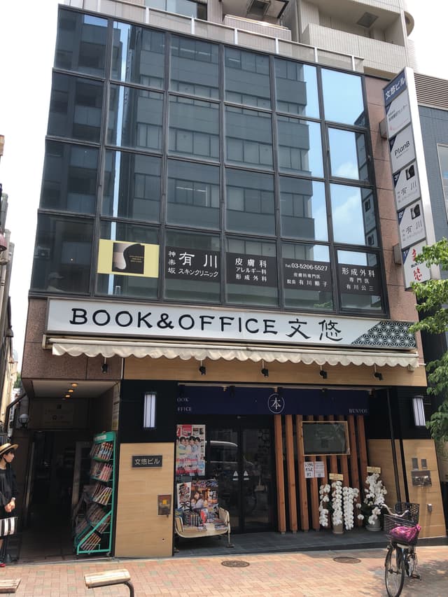 外観_建物の外観です。神楽坂通りに面しており、存在感のある和モダンなデザインです。