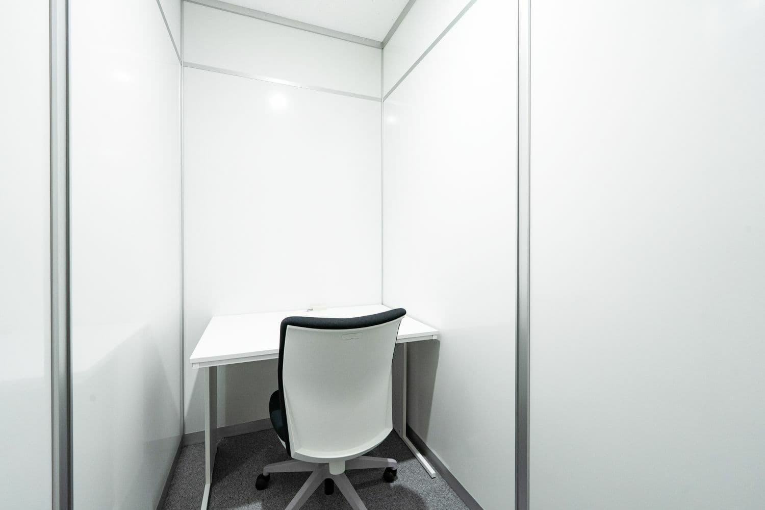 専有部_個室。Wi-Fi完備で、入居後すぐに作業が開始できます。