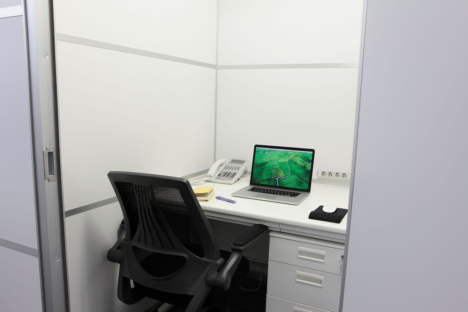 個室(約3㎡)あなただけの個室で集中して作業することができます。各部屋に鍵がついているため、セキュリティ面も安心です。