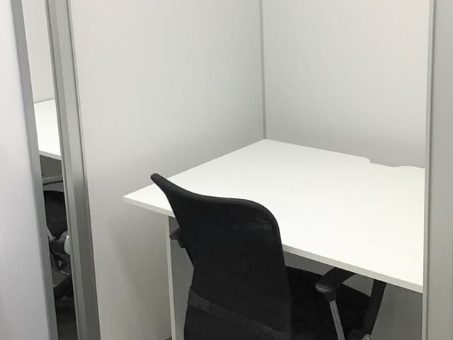 ブース席_パーテーションで区切ることで、周りを気にせずに業務が行えます。