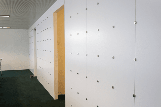 共用部_こちらの壁はエコノミックウォールです。ピン1本単位でレンタルいただけます。