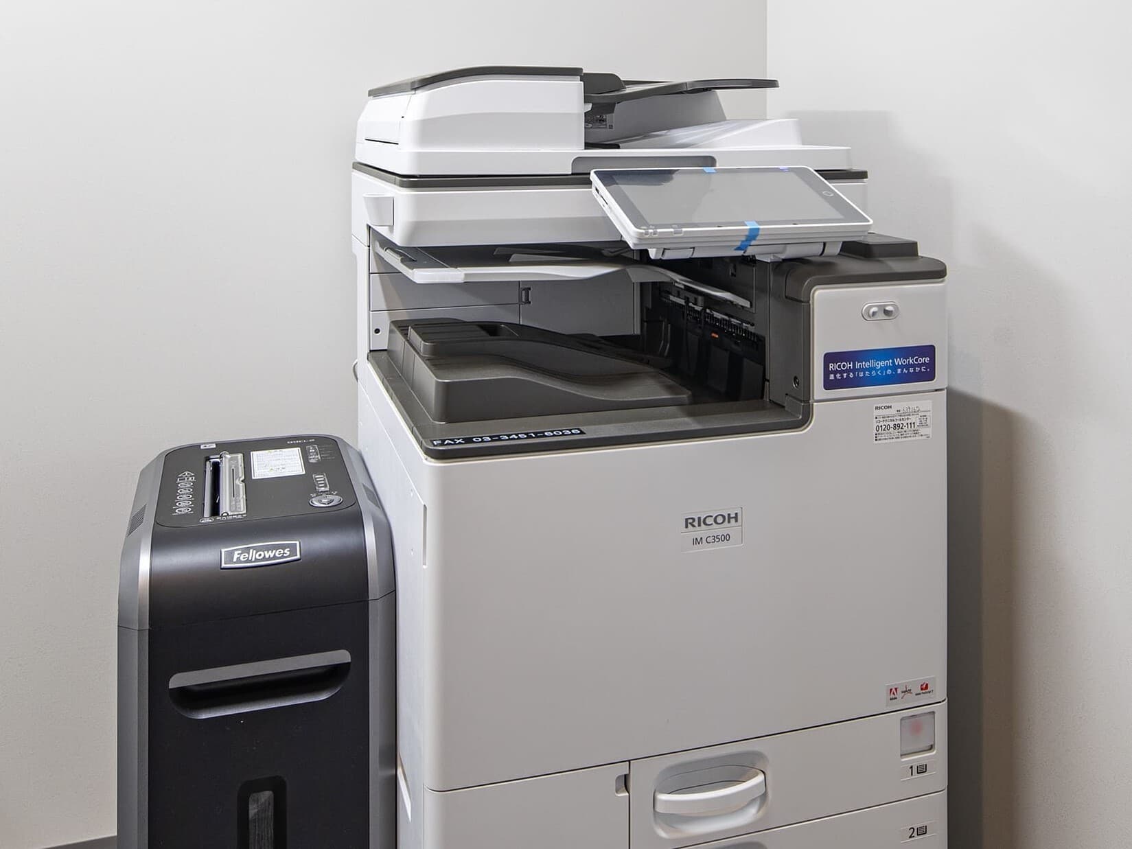 設備_複合機・シュレッダー。コピーは有料、シュレッダーは無料で利用できます。※画像はイメージです。