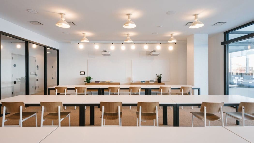 会議室_広くオープンなスペースで、落ち着いた環境で会議ができます©WeWork