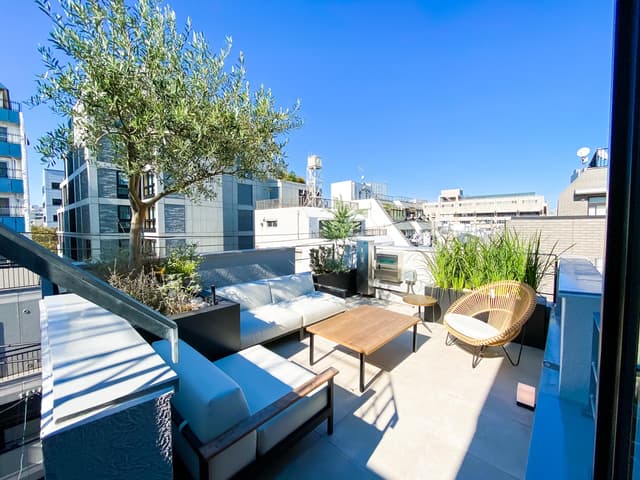 共用部_4Fテラス。自然を意識した空間で過ごすことが出来ます。