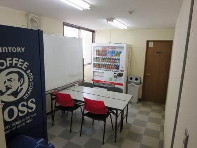 共用部_自販機やホワイトボードがあり、ちょっとした会議や打ち合わせに重宝します。©️kasegroup