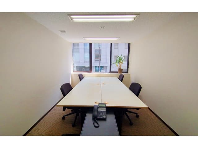 個室_デスク、チェア、袖机、多機能電話機(規定人数分)、書棚(各オフィス1台)を完備しています。