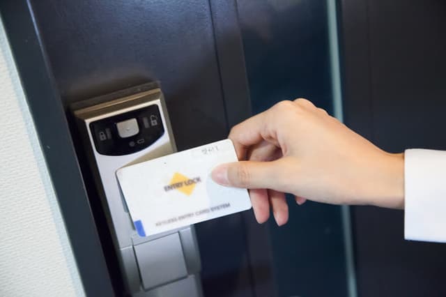セキュリティ_カードキーでの入室管理でセキュリティ対策は万全です。