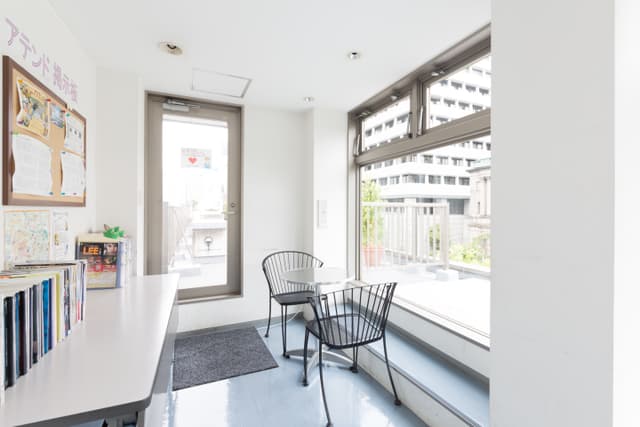 ミーティングルーム_日当たりの良いミーティングスペースがあります