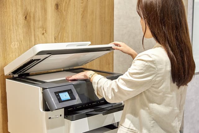 プリンターも無料。日頃の書類管理だけでなく、会議資料の準備も手軽にできます。※画像はイメージです。©bizcomfort