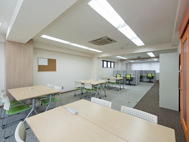 フリーデスク。会話・電話可能エリアでは会員様同士の打ち合わせなども可能です。